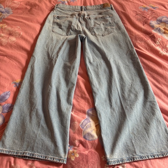 American Eagle- Dreamy Drape Strigid Low-Rise Ultra Wide-Leg Jean Light Aglow 8 - Picture 7 of 10